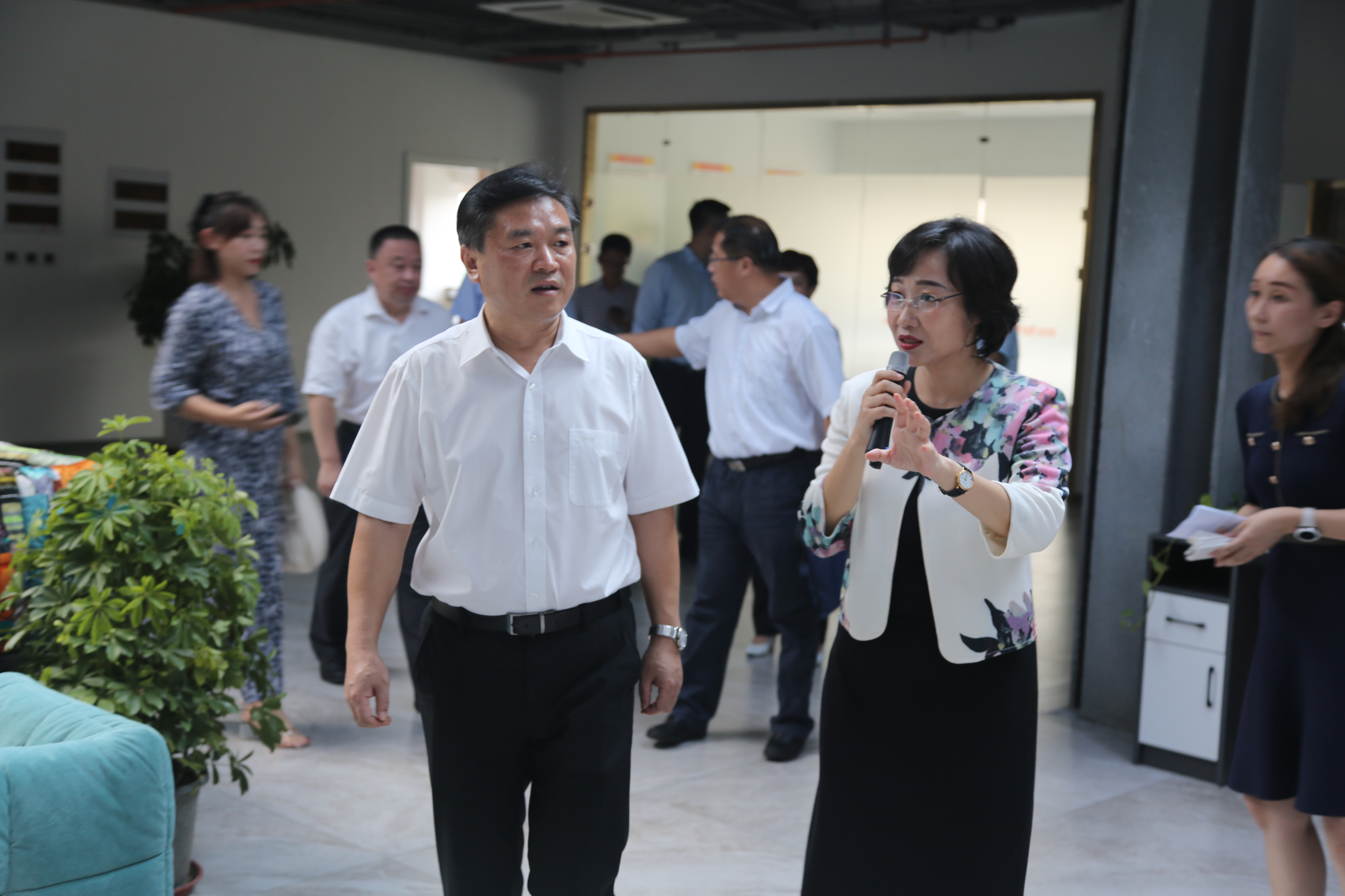 【佳怡快訊】中共濟(jì)南市委常委、政法委書記秦傳濱一行蒞臨佳怡調(diào)研指導(dǎo)工作